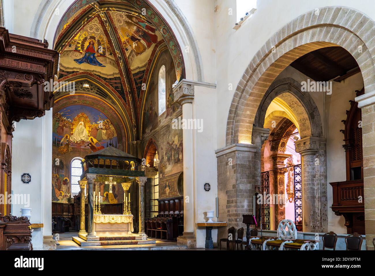 Intérieur de la cathédrale de Nardo : la photo montre le ciborium en marbre sur le maître-autel, les fresques de Cesare Maccari dans l'abside et les voûtes gothiques, Romane Banque D'Images