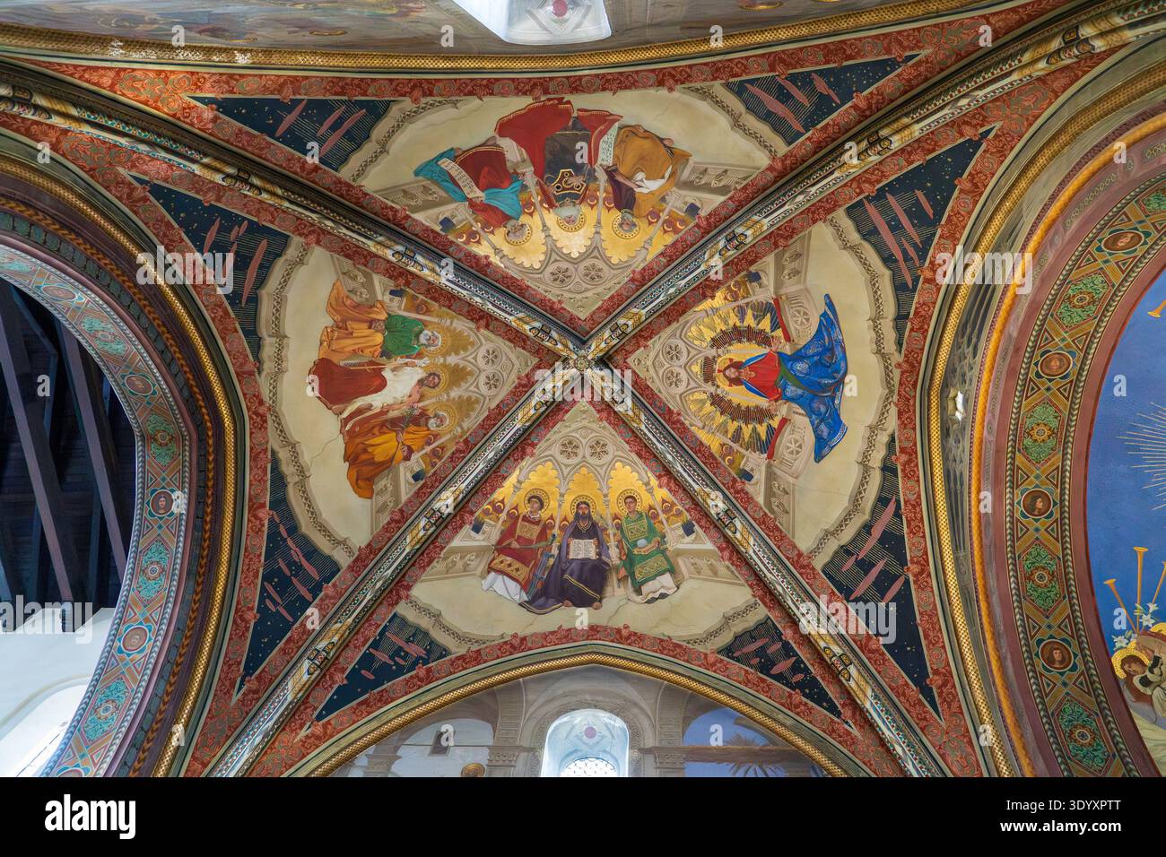 Vue en bas angle des fresques néo-gothiques de Cesare Maccari (1896-1899) sur le plafond voûté de la cathédrale de Nardo. Comporte des figures sacrées et des saints Banque D'Images