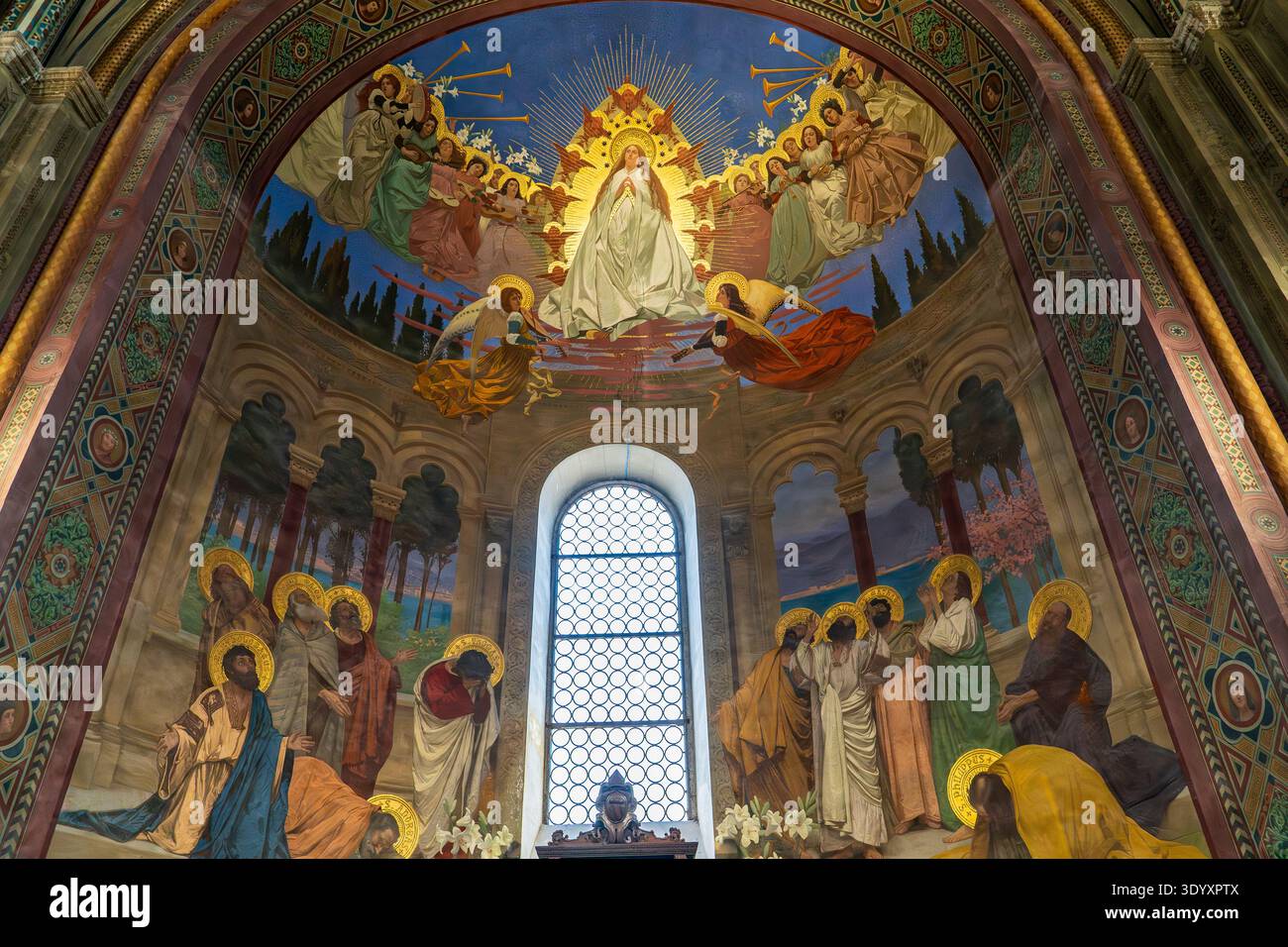 Vue détaillée de la majestueuse fresque de l'Assomption de la Vierge Marie par Cesare Maccari (1896-1899) dans l'abside de la cathédrale de Nardo. L'illustration représente M. Banque D'Images