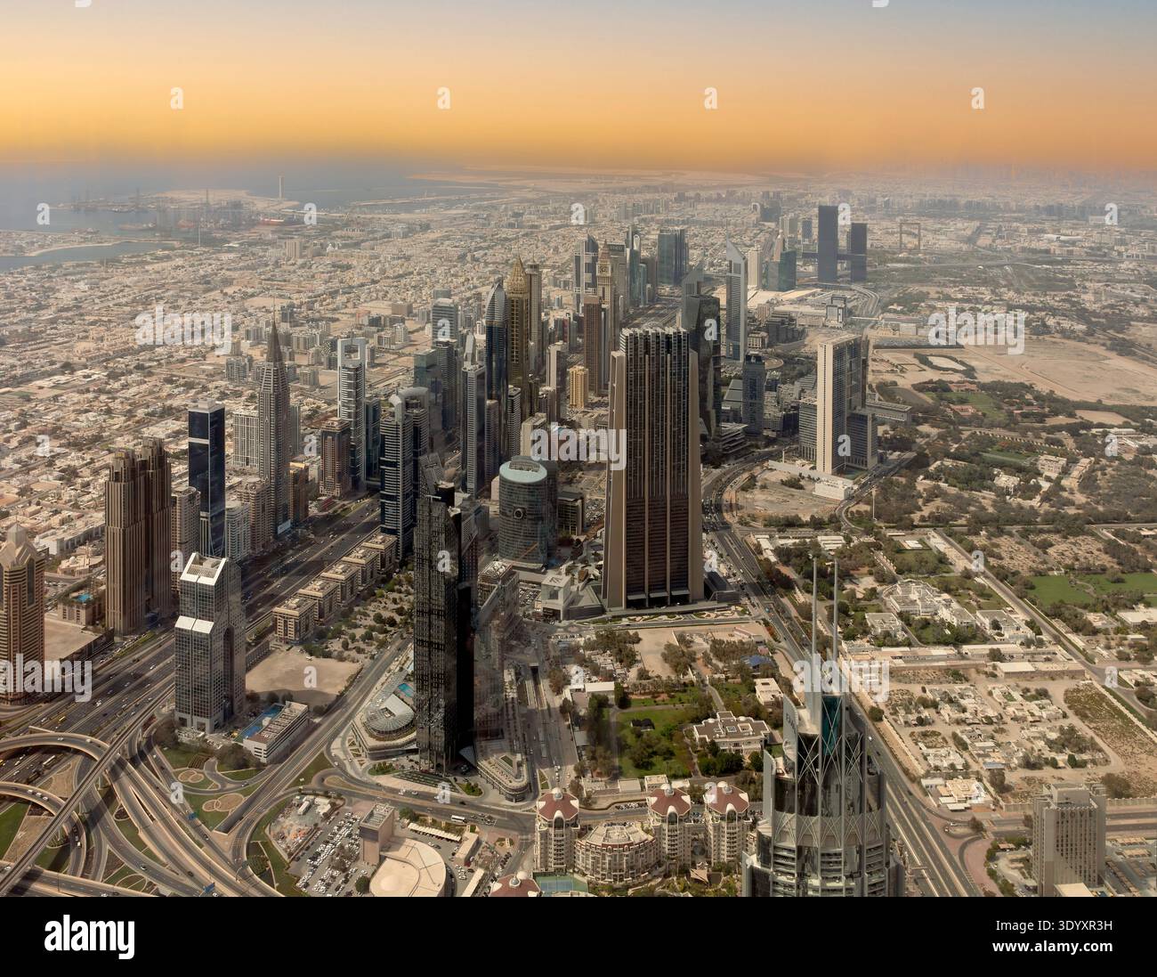 Vue aérienne du corridor Sheikh Zayed Road autour de la zone Trade Centre / DIFC, Dubaï, Émirats arabes Unis Banque D'Images