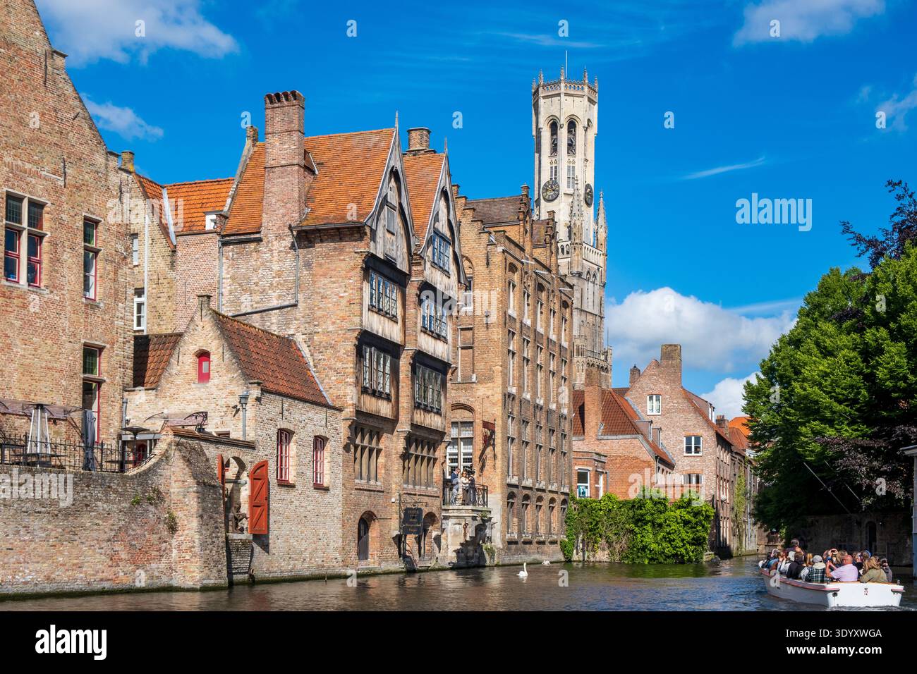Tour du beffroi de Bruges et maisons médiévales sur le canal Rozenhoedkaai, Bruges, Belgique Banque D'Images