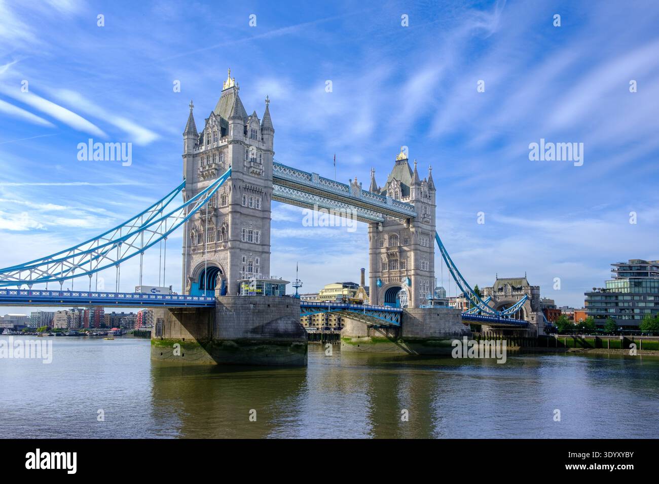 Tower Bridge sur la Tamise avec tours basculantes historiques et travées suspendues, Londres, Angleterre, Royaume-Uni Banque D'Images
