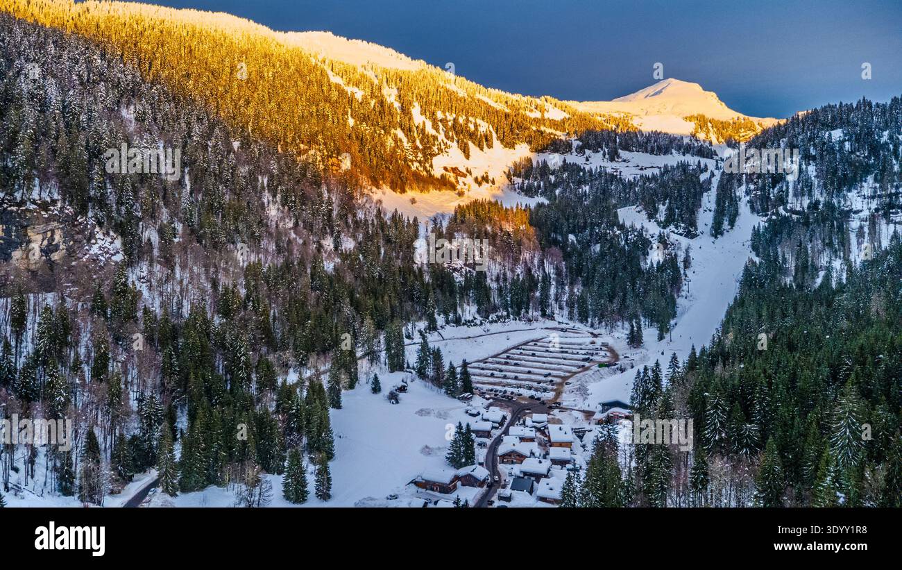 Ardent village de ski alpin et pistes de ski dans la vallée enneigée au coucher du soleil, portes du Soleil, ardent, haute-Savoie, France Banque D'Images