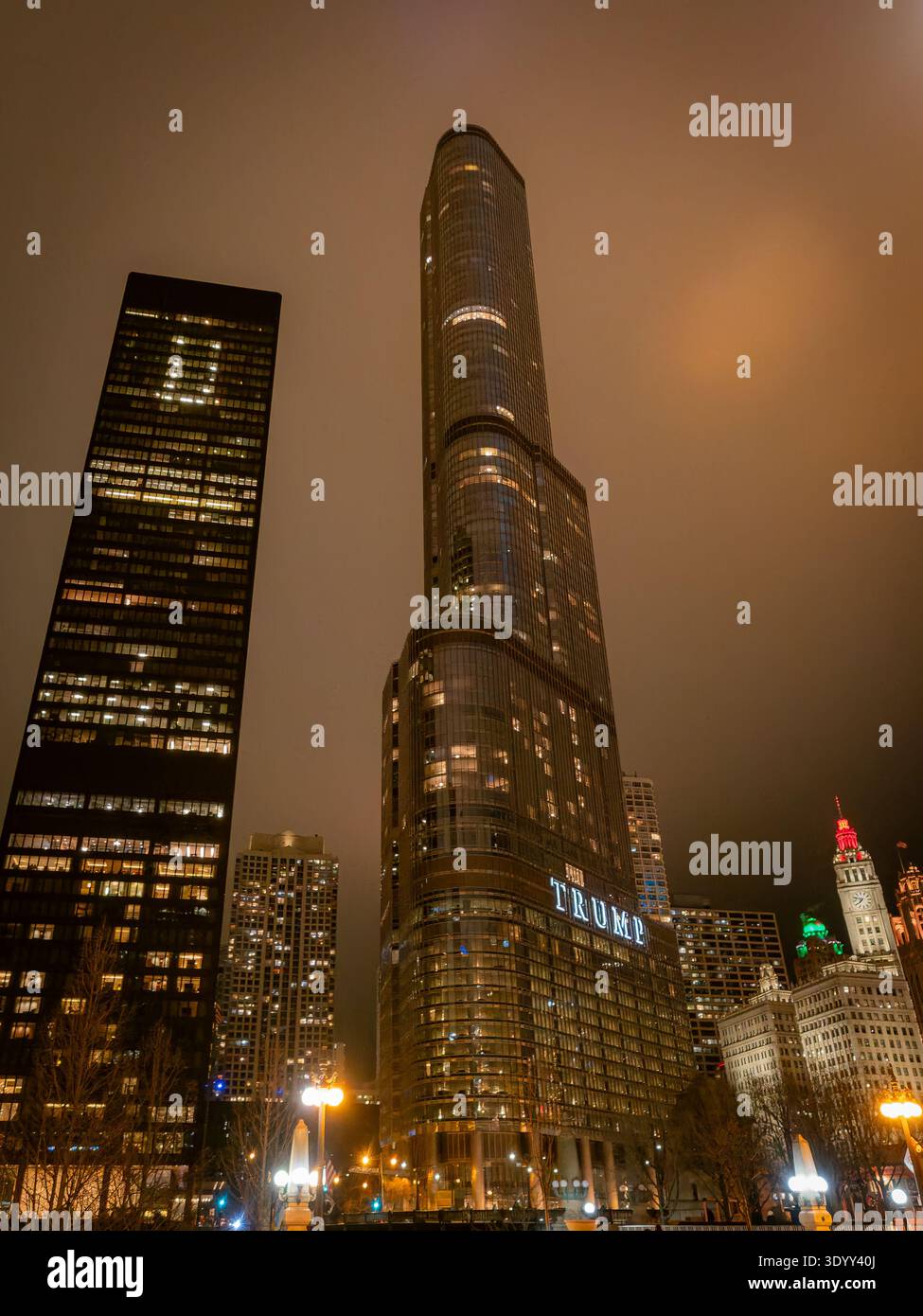 Trump International Hotel and Tower dans le centre-ville de Chicago illuminé la nuit sous un ciel couvert Banque D'Images
