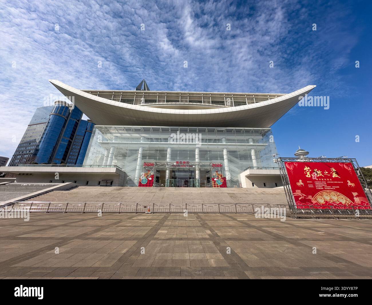 Le Grand Théâtre de Shanghai. Place du peuple, Shanghai, Chine - Image de stock capturée avec un smartphone