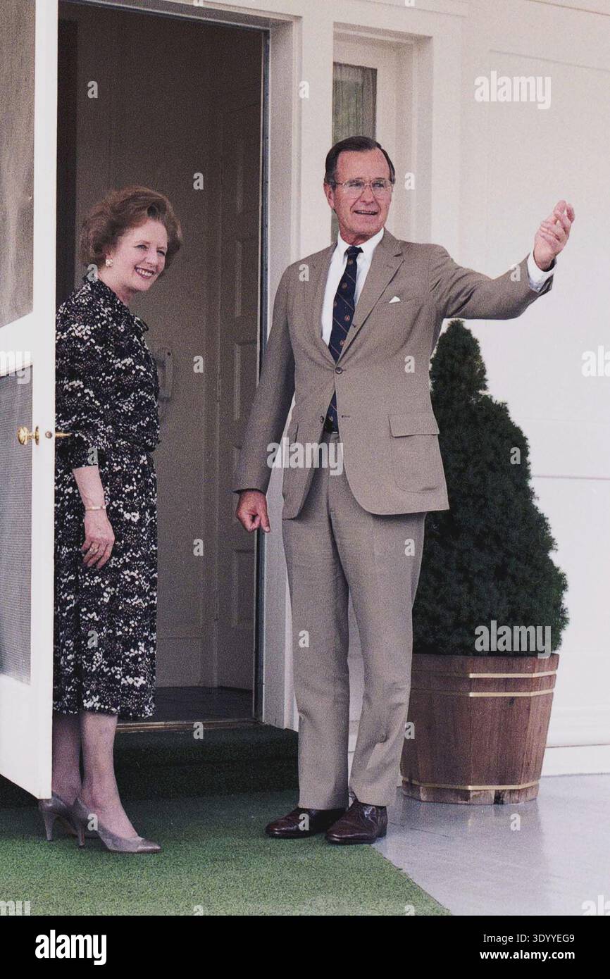 Le premier Ministre Margaret Thatcher et le Vice-Président George H. W. Bush lors d'une conférence de l'UDI à Washington, D.C., George Bush a accueilli l'événement - un rassemblement de dirigeants conservateurs - à la place du Président Ronald Reagan, qui se remettait d'une opération chirurgicale. Banque D'Images