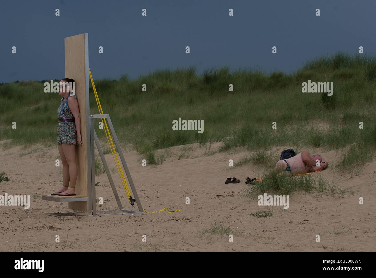 L'exposition « Walking » de Robert Wilson a eu lieu au Holkham Estate à Norfolk en 2012. Commandée dans le cadre de l’Olympiade culturelle, l’installation consistait en un parcours de trois milles à travers la réserve naturelle que les participants ont parcouru en silence. L'exposition présentait cinq interventions sculpturales et acoustiques distinctes, dont une fosse conique et une grande pyramide de boue située dans les dunes. Les éléments acoustiques comprenaient des enregistrements ralentis de grillons, tandis que les plates-formes mécaniques sur Holkham Beach modifiaient l'orientation physique du spectateur vers l'horizon. Banque D'Images