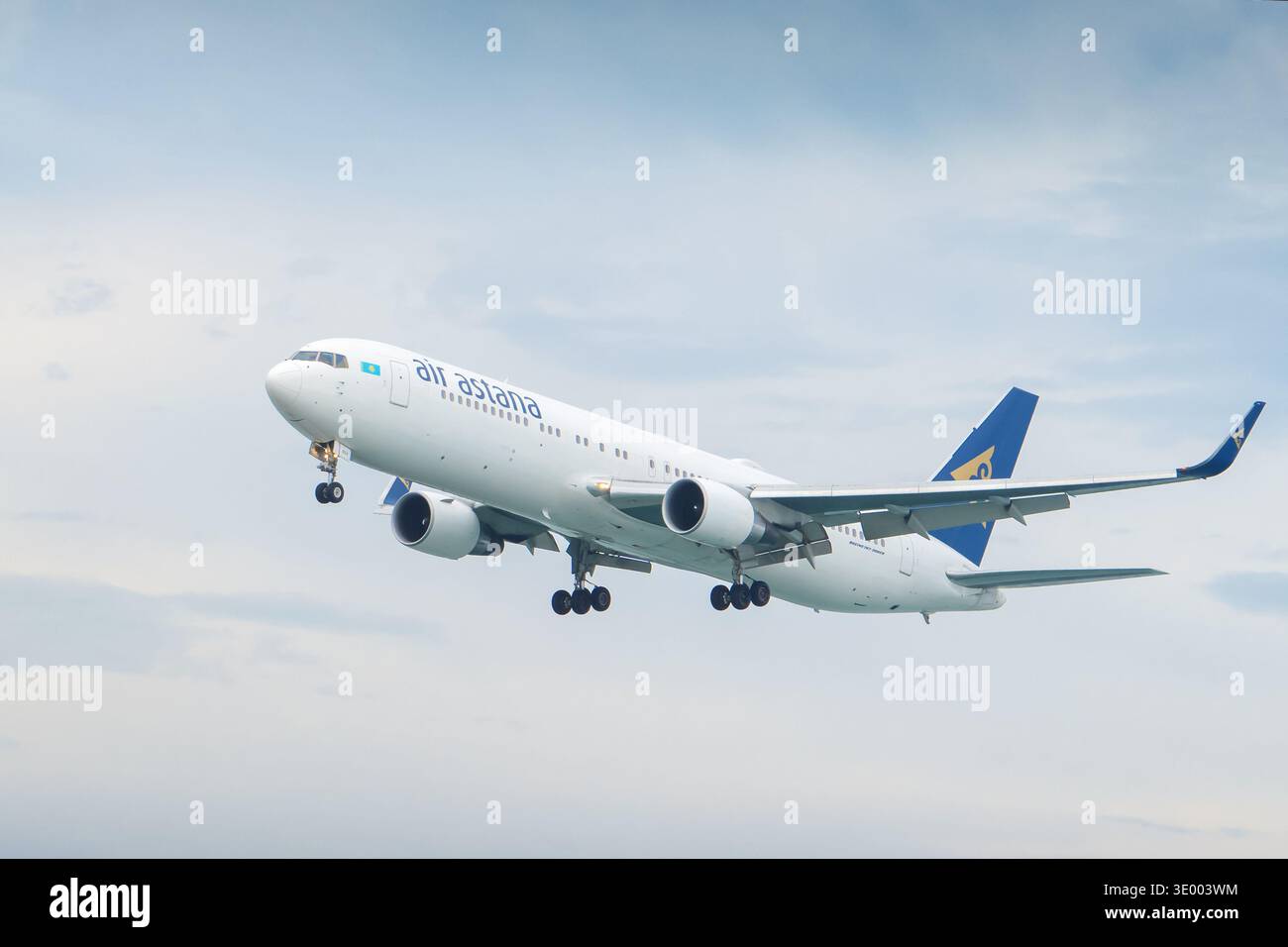 Phuket Thaïlande 25 11 2025 : L'avion de passagers d'Air Astana, la compagnie aérienne nationale du Kazakhstan, un Boeing 767-300ER à long rayon d'action Banque D'Images