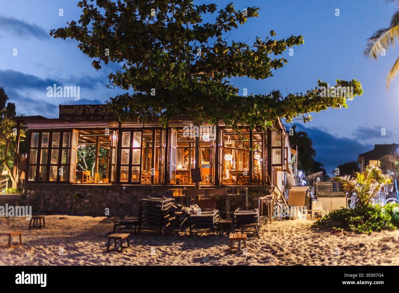 Ko Samui, Thaïlande, 9 mars 2026 : bar de plage sur Lamai Beach illuminé le soir sur l'île tropicale de Koh Samui Thaïlande Banque D'Images