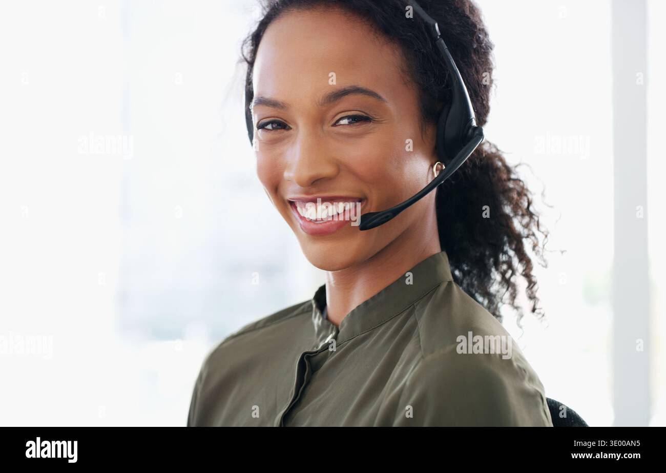 Portrait, casque et femme heureuse dans le centre d'appel pour le service à la clientèle, contactez-nous et agent INFORMATIQUE. Assistance technique, hotline et personne sur le lieu de travail pour Banque D'Images