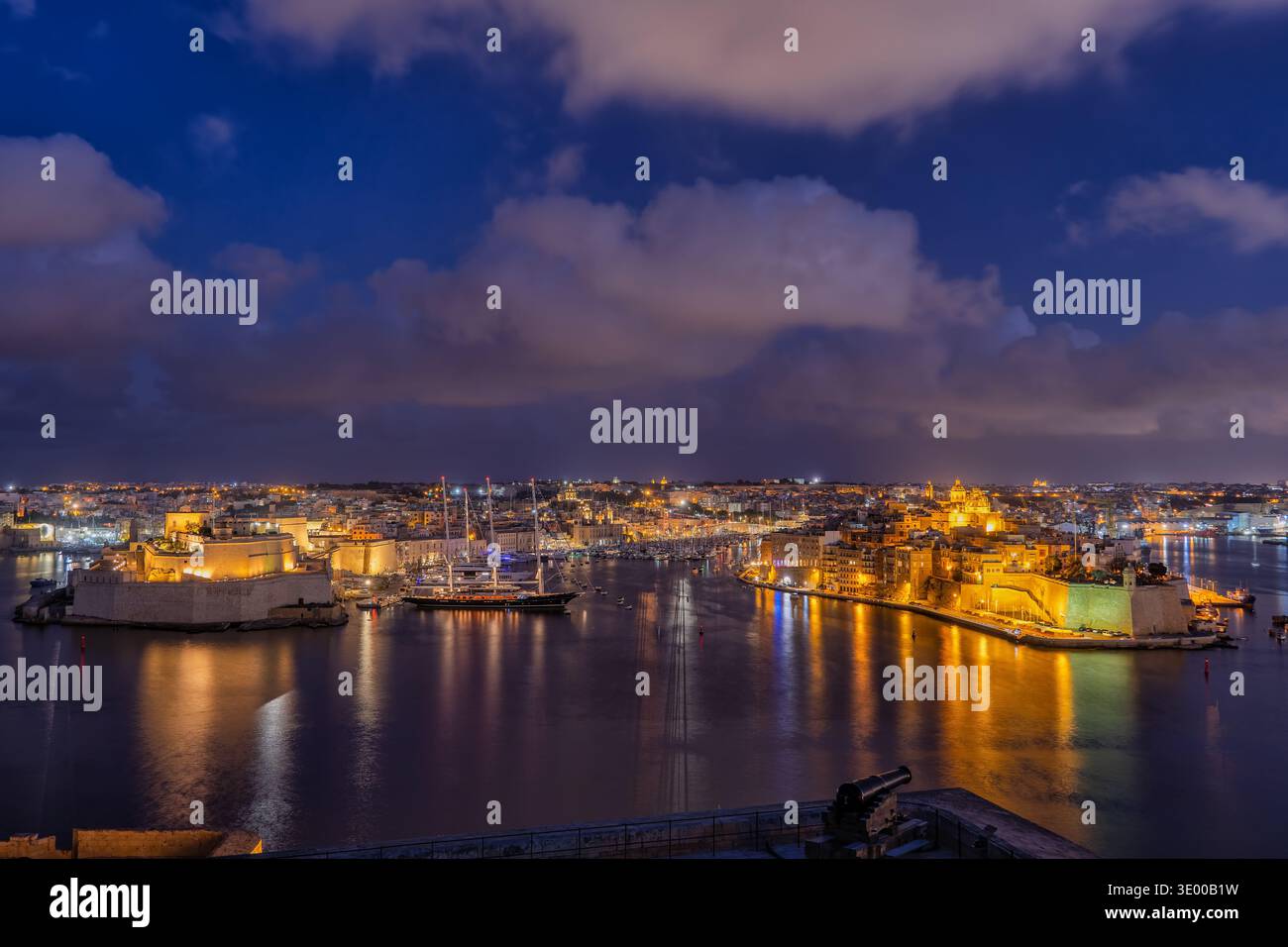 Île de Malte la nuit, vue sur le Grand Port avec les villes de Birgu (Vittoriosa) et Senglea (l-Isla). Banque D'Images