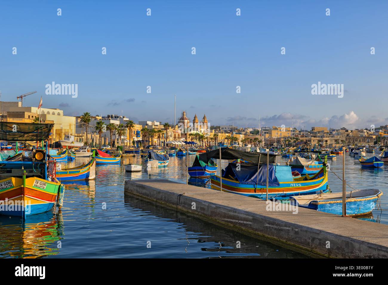 Bateaux traditionnels maltais Luzzu dans le port du village de pêcheurs de Marsaxlokk à Malte. Banque D'Images