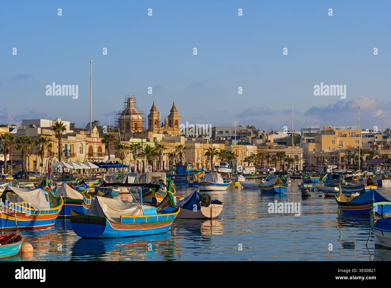 Bateaux Luzzu dans le port au village de pêcheurs de Marsaxlokk à Malte. Banque D'Images