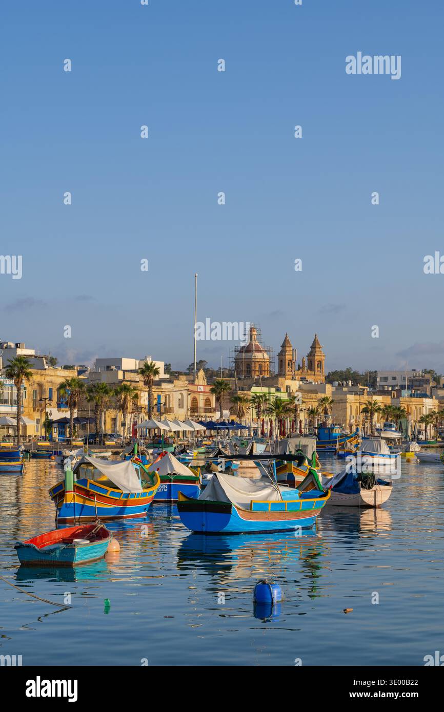 Bateaux Luzzu dans le port au village de pêcheurs de Marsaxlokk à Malte. Banque D'Images