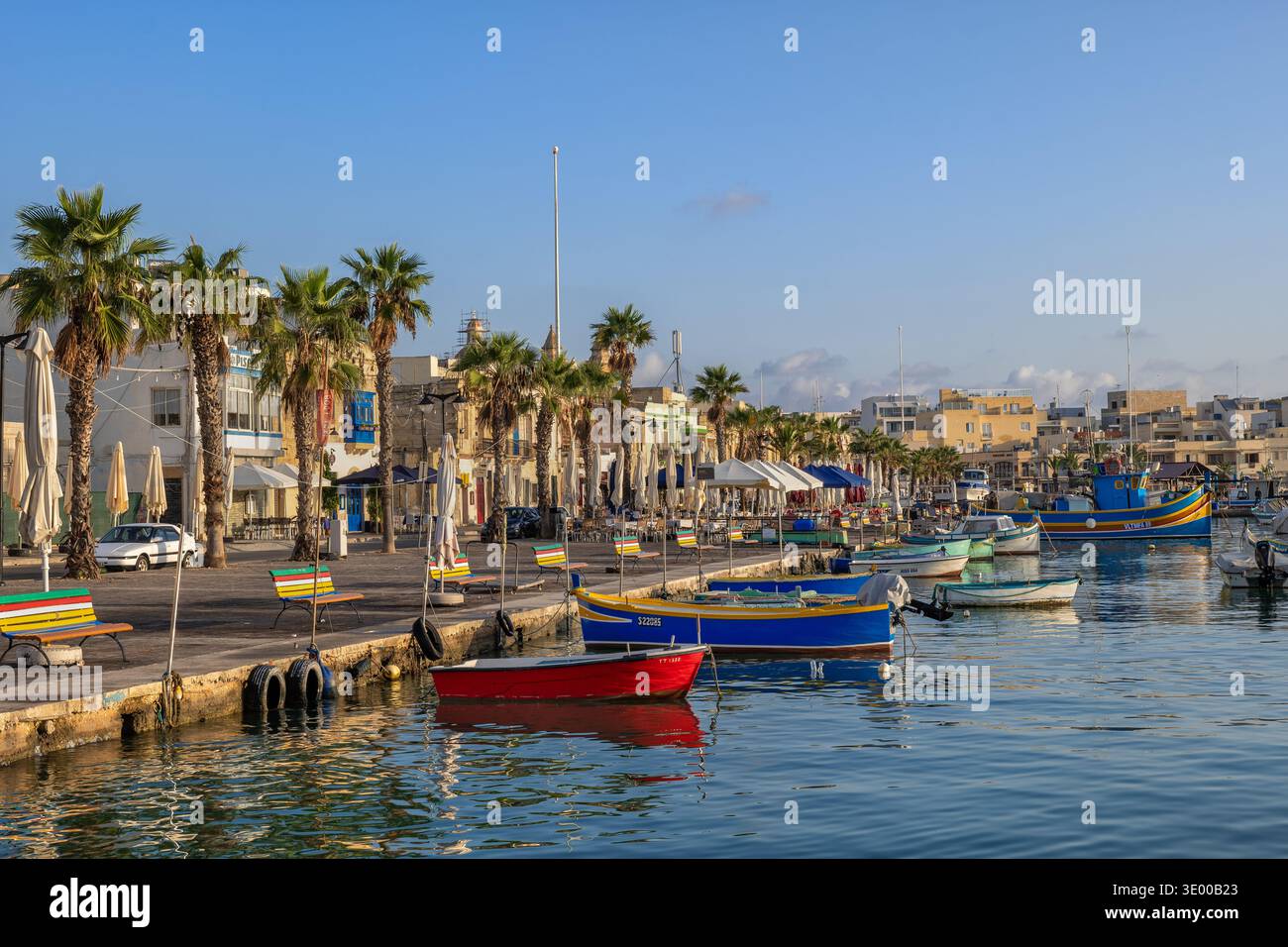 Marsaxlokk village de pêcheurs skyline et port avec promenade à Malte. Banque D'Images
