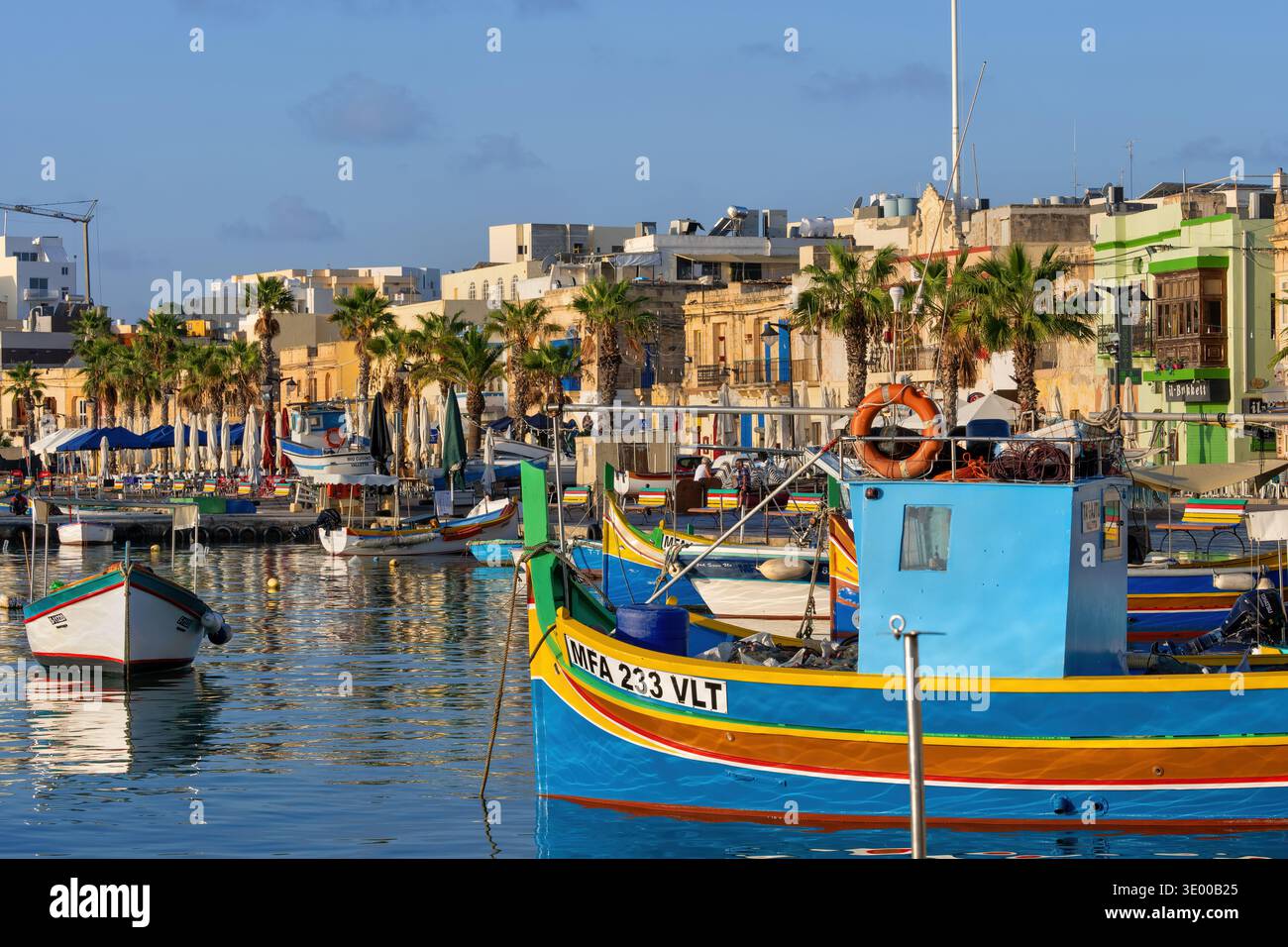 Bateau de pêche et maisons dans le village de Marsaxlokk à Malte. Banque D'Images