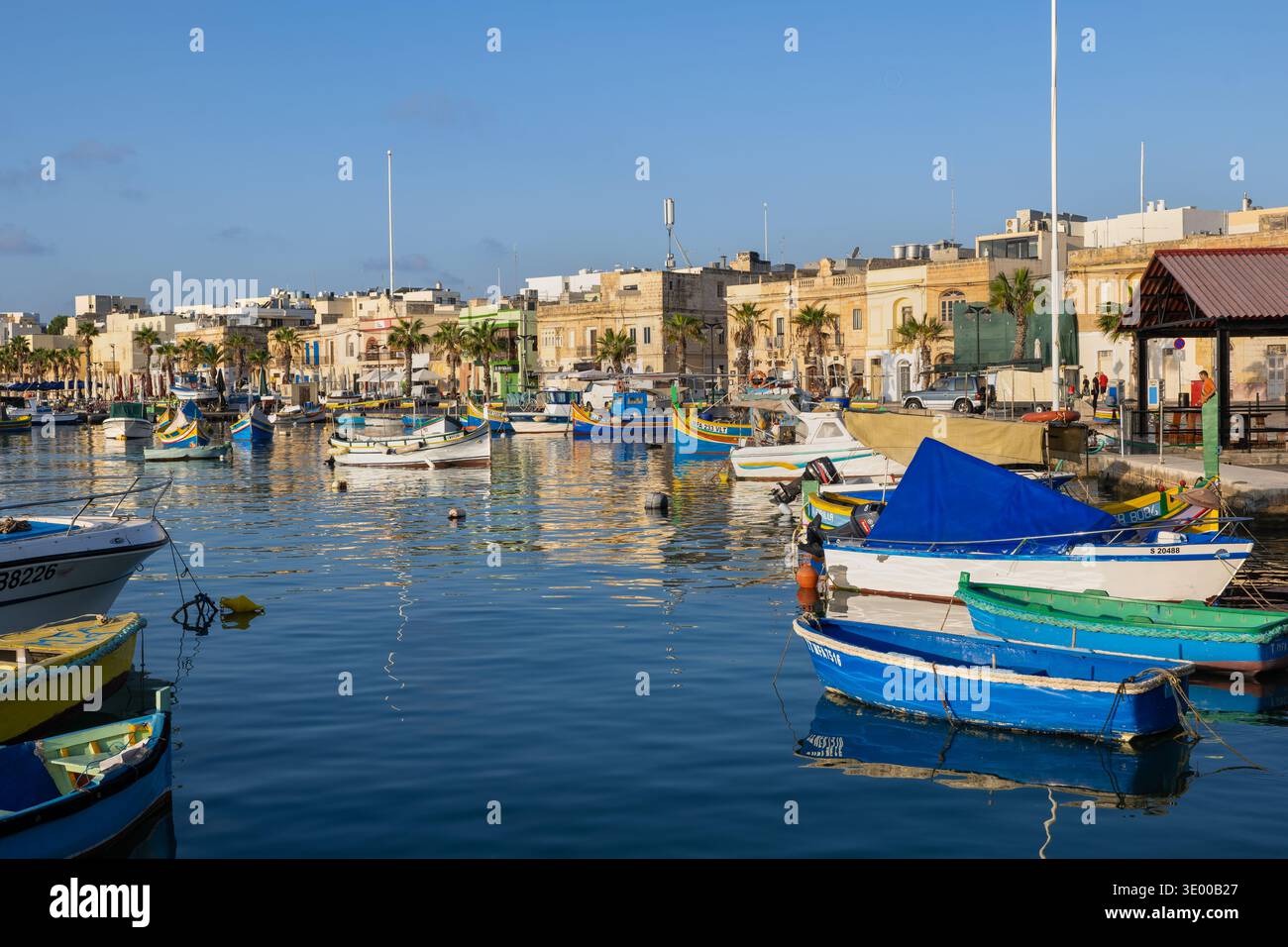 Port et maisons dans le village de Marsaxlokk à Malte. Banque D'Images