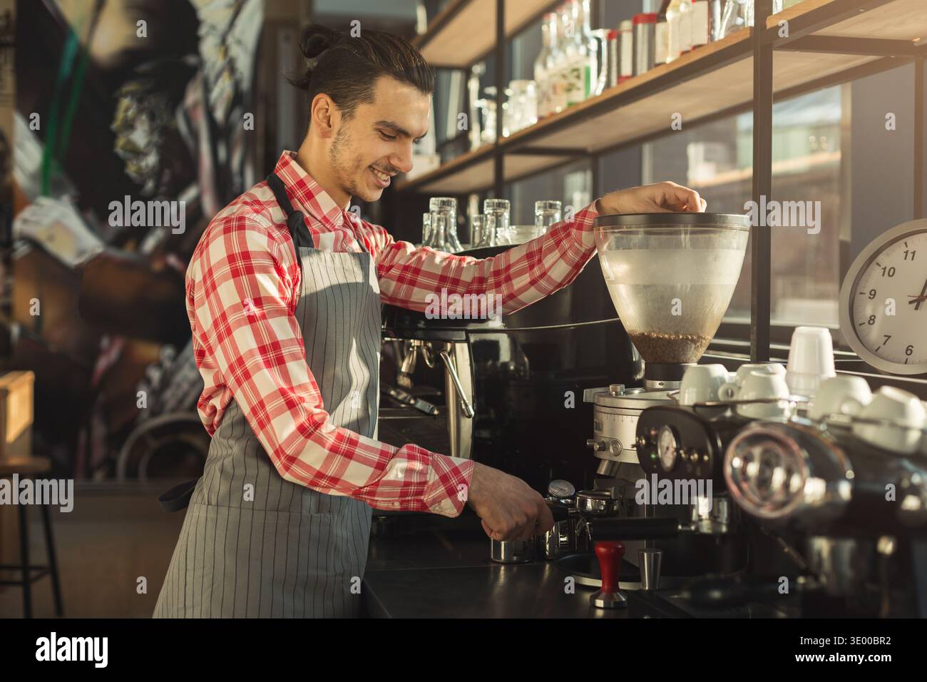 Barman faisant du café dans une machine à café professionnelle Banque D'Images