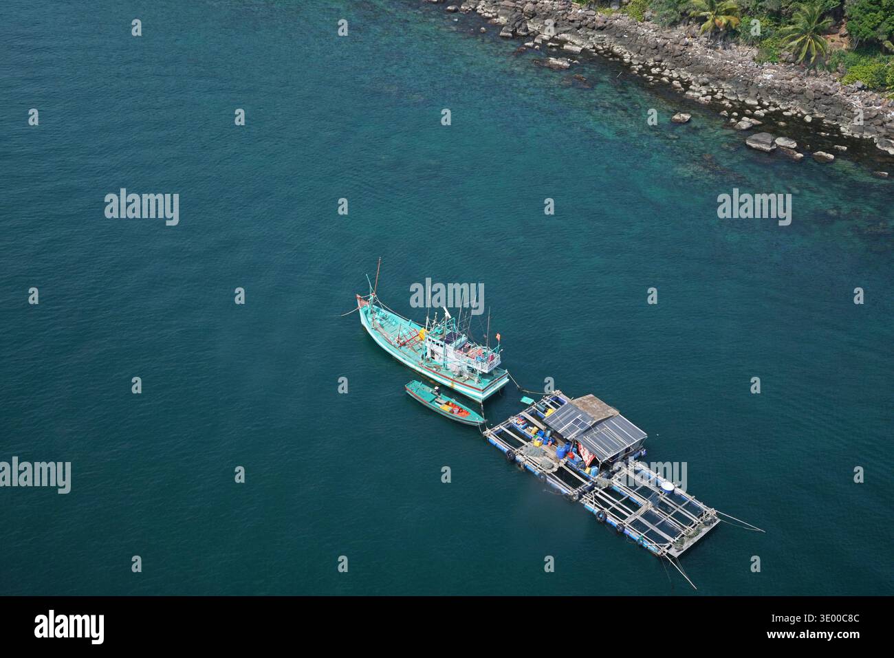 Vue aérienne du bateau de pêche coloré et péniche ancrée près du village de pêcheurs côtier sur l'île de Phu Quoc, Vietnam. vue de dessus , espace de copie Banque D'Images