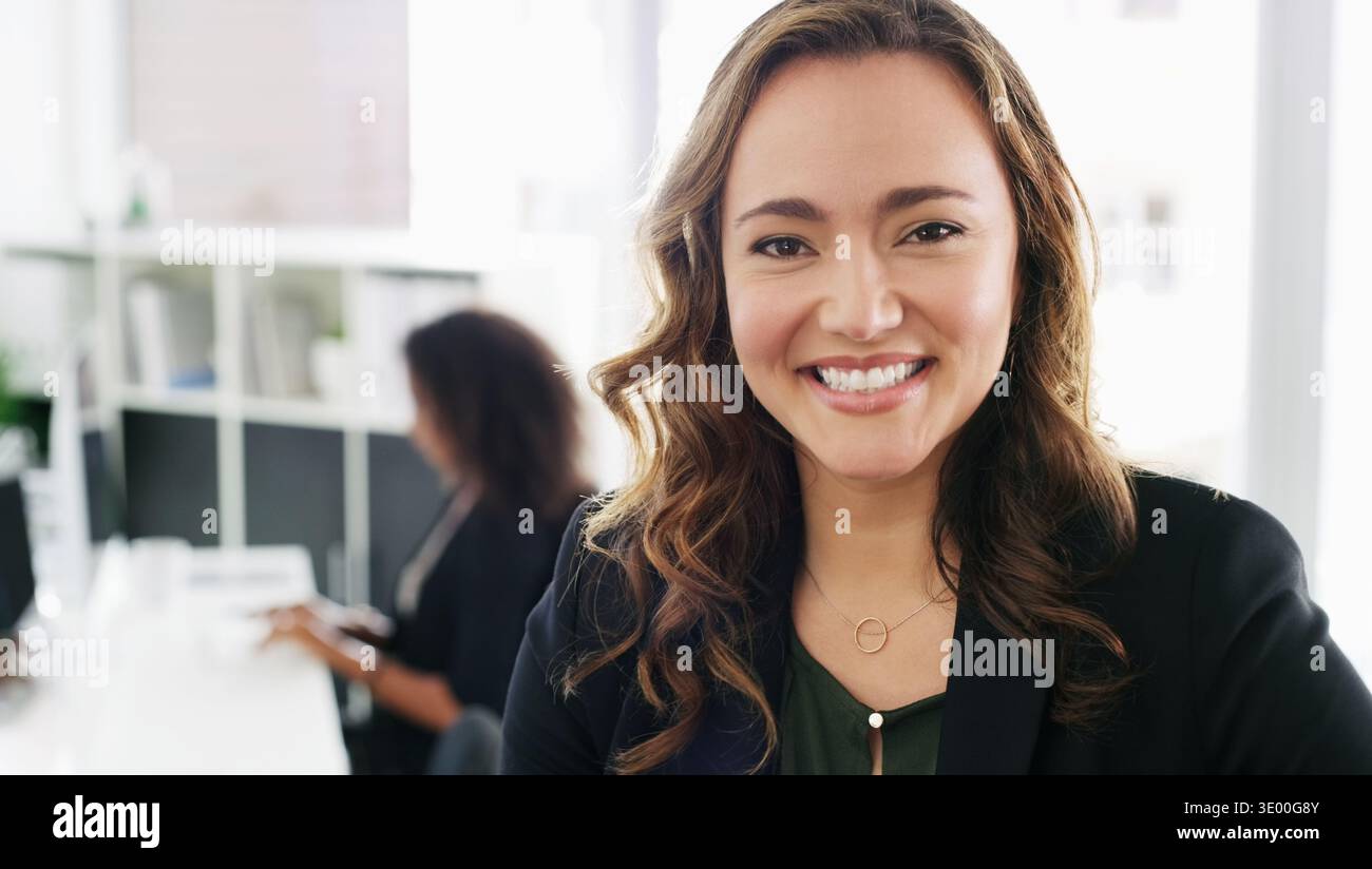 Portrait, confiance ou femme avec sourire au bureau, conformité au droit du travail ou gestion des ressources humaines. Fierté, relations avec les employés ou responsable avec Banque D'Images