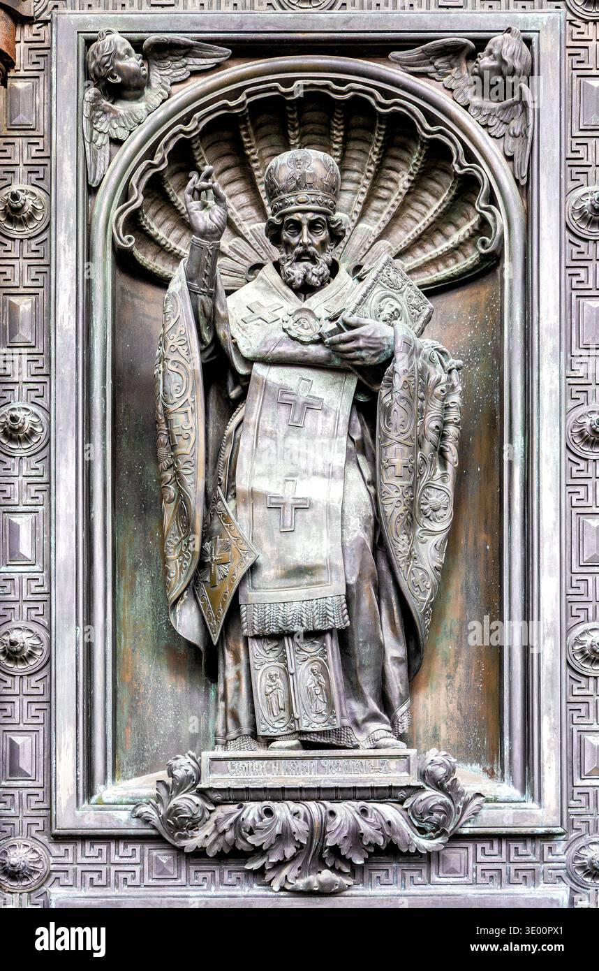 Saint-Pétersbourg, Russie - 13 septembre 2025 : détail de la cathédrale d'Isaac porte massive en bronze avec des reliefs sculpturaux détaillés de religieux Banque D'Images