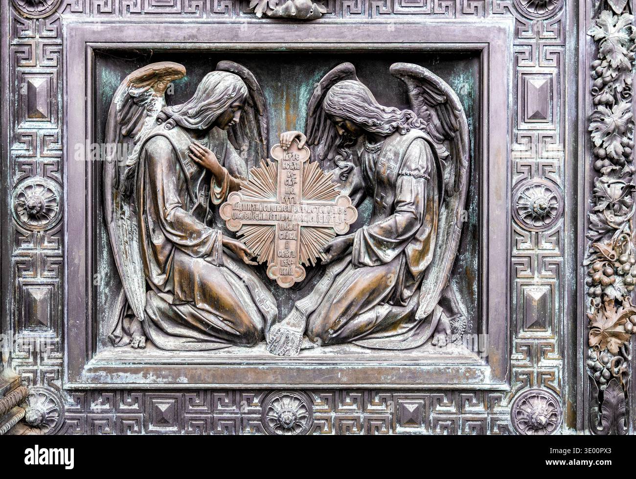 Saint-Pétersbourg, Russie - 13 septembre 2025 : détail de la cathédrale d'Isaac porte massive en bronze avec des reliefs sculpturaux détaillés de religieux Banque D'Images