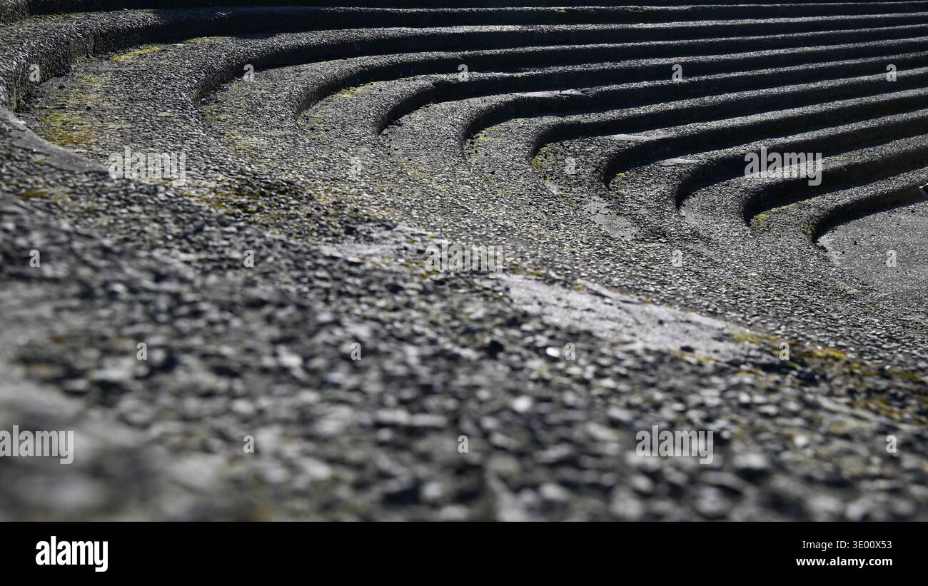 Terrasses en béton incurvées et altérées dans un stade de football (Gayfield Stadium, Arbroath, Écosse) Banque D'Images