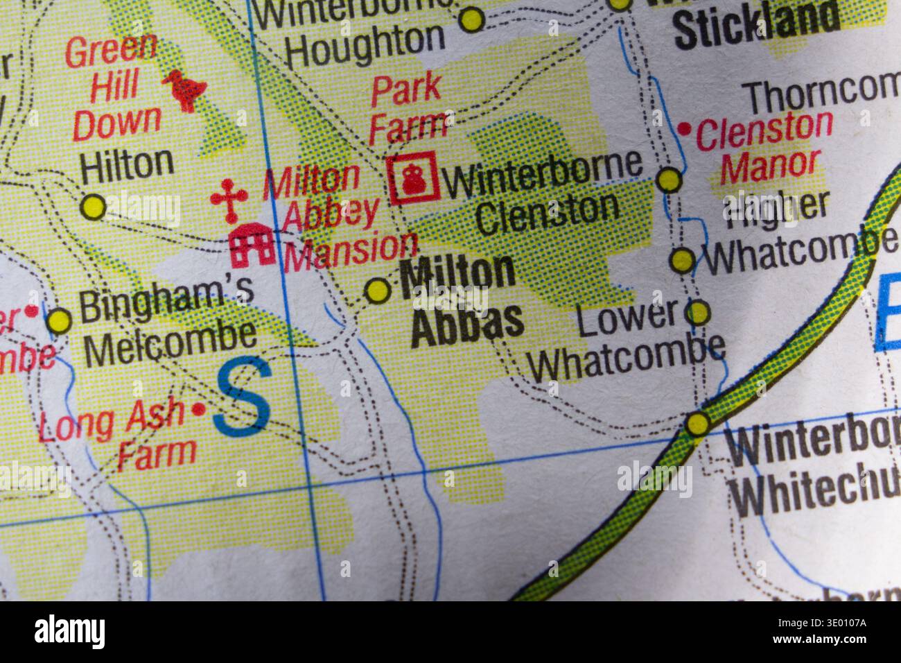 Milton Abbas, Angleterre, Royaume-Uni carte du district de l'atlas en couleur d'environ 2002 nom de la ville de la région Banque D'Images
