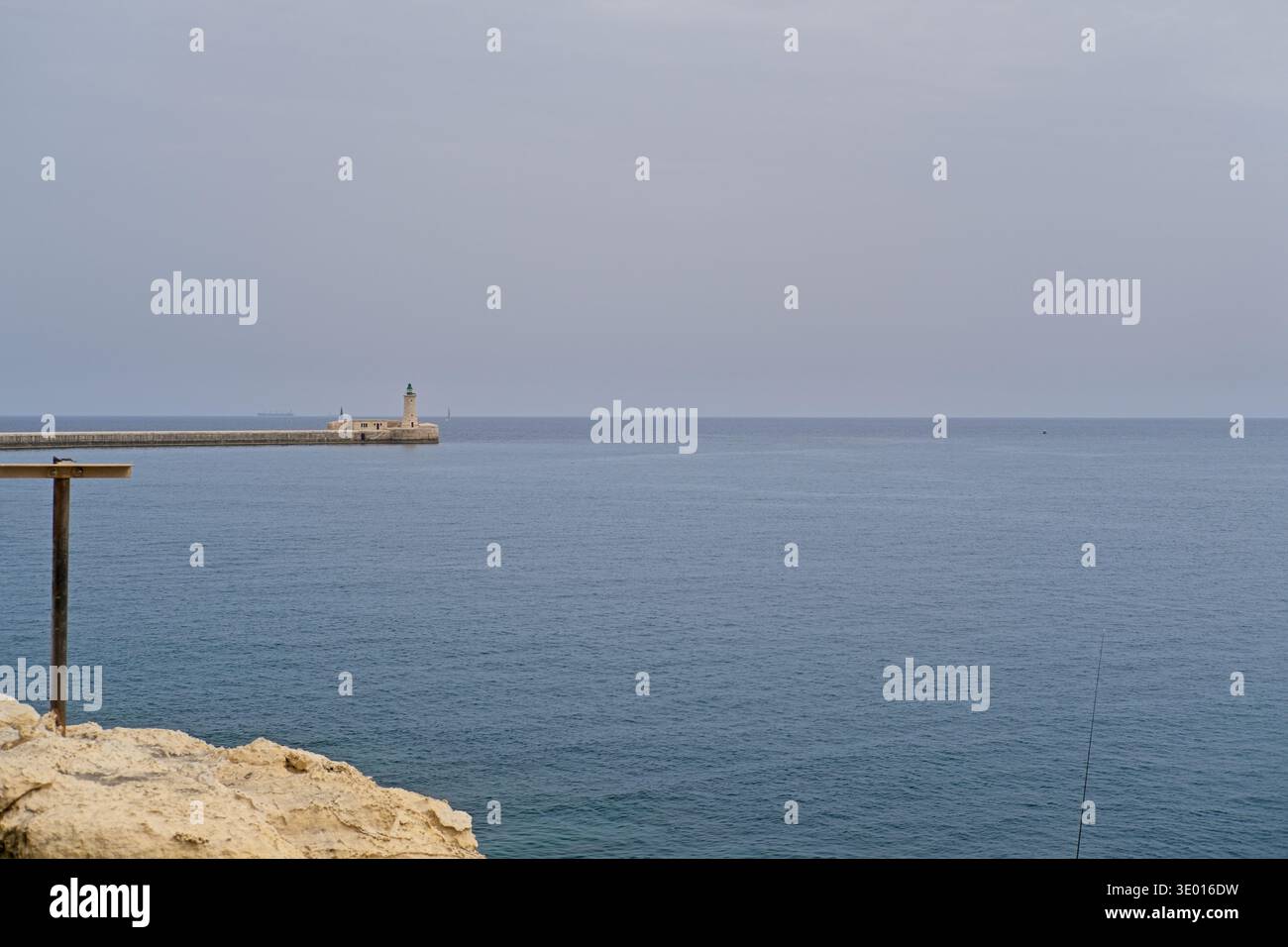 Entrée au port de la Valette avec Ricasoli East Breakwater Kalkara, Malte Banque D'Images