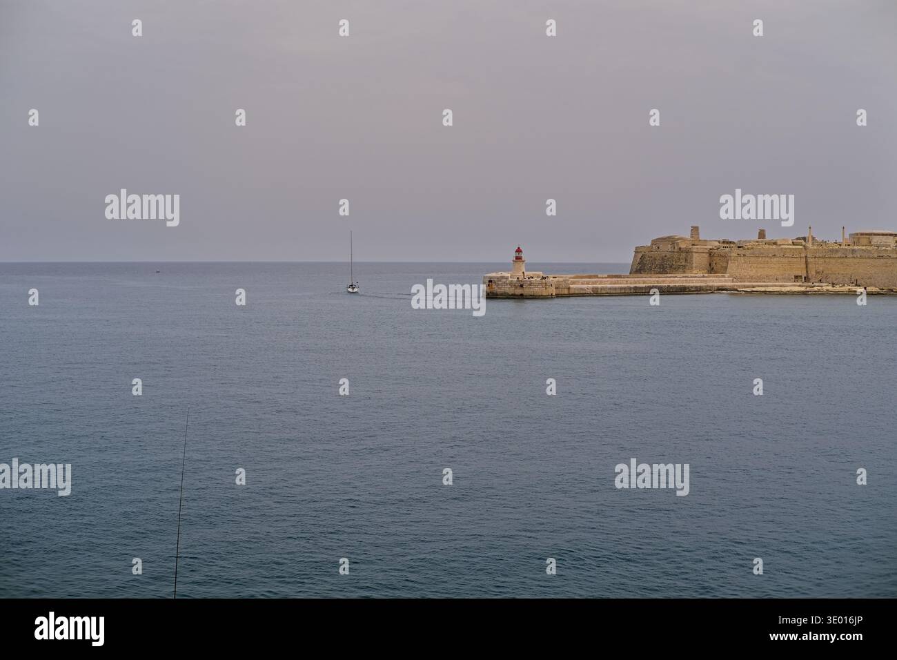 Entrée au port de la Valette avec Ricasoli East Breakwater Kalkara, Malte Banque D'Images
