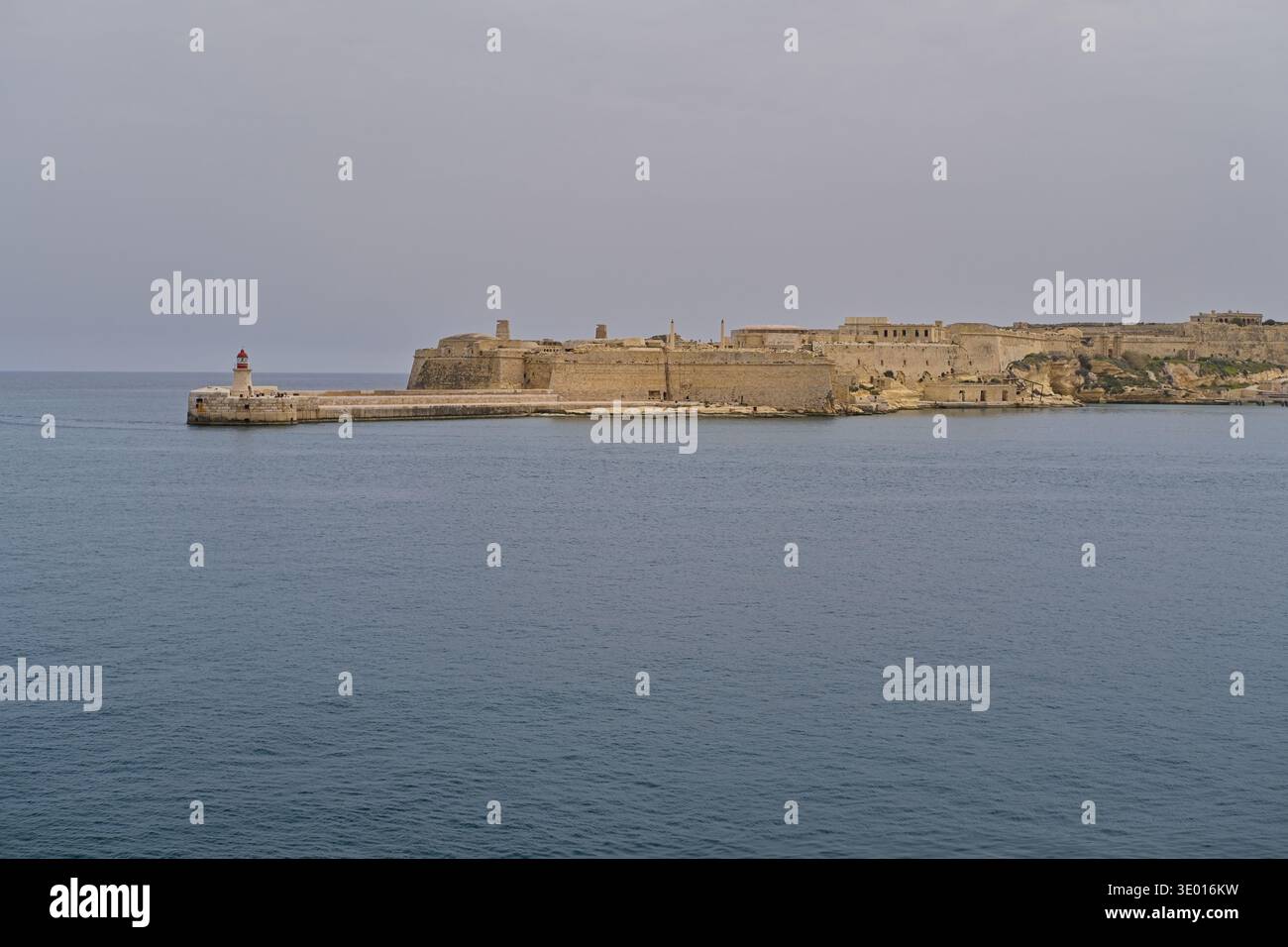 Entrée au port de la Valette avec Ricasoli East Breakwater Kalkara, Malte Banque D'Images