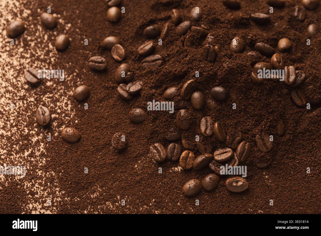 Tas de grains de café bruns et de graines torréfiées moulues Banque D'Images
