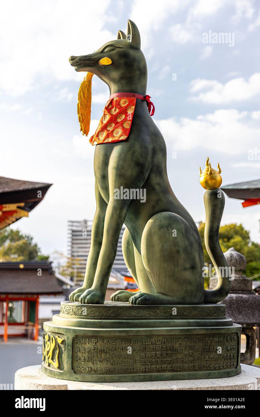 Statue de kitsune de renard Inari au sanctuaire fushimi inari taisha Banque D'Images