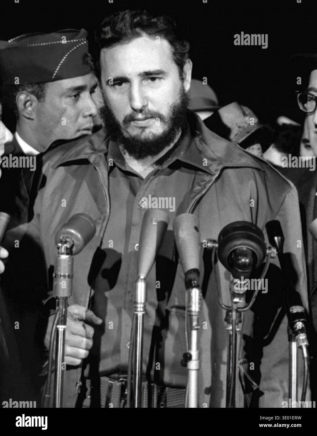 15 avril 1959. Le premier ministre cubain, Fidel Castro, s'adressant à la presse à Washington D.C. lors de sa tournée en Amérique en 1959. Banque D'Images