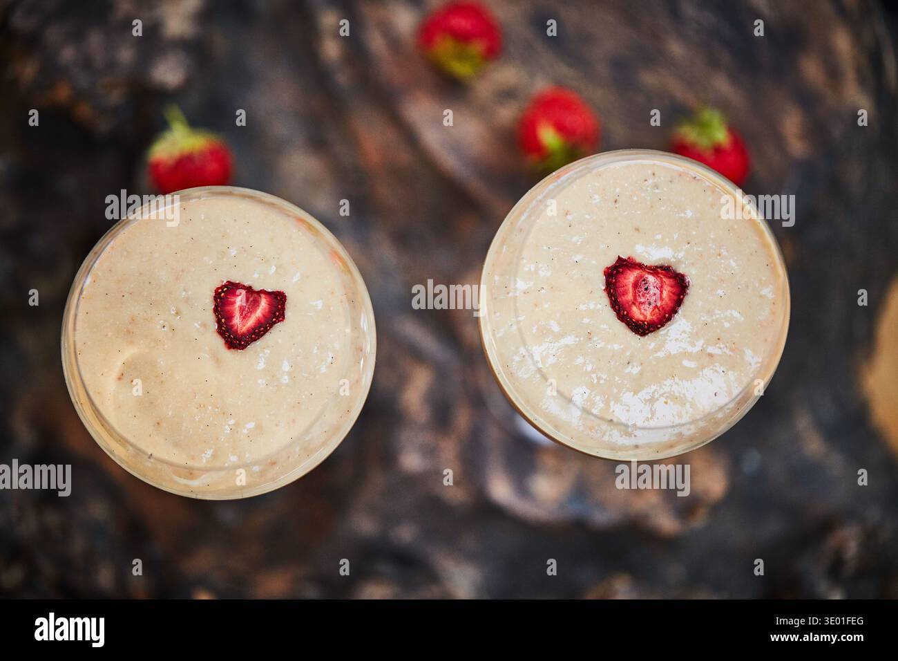 Verre, cocktail et boissons à la fraise au spa pour l'hospitalité, coeur ou crème sur table au centre de bien-être. Boisson, alcool et ci-dessus pour les fruits Banque D'Images