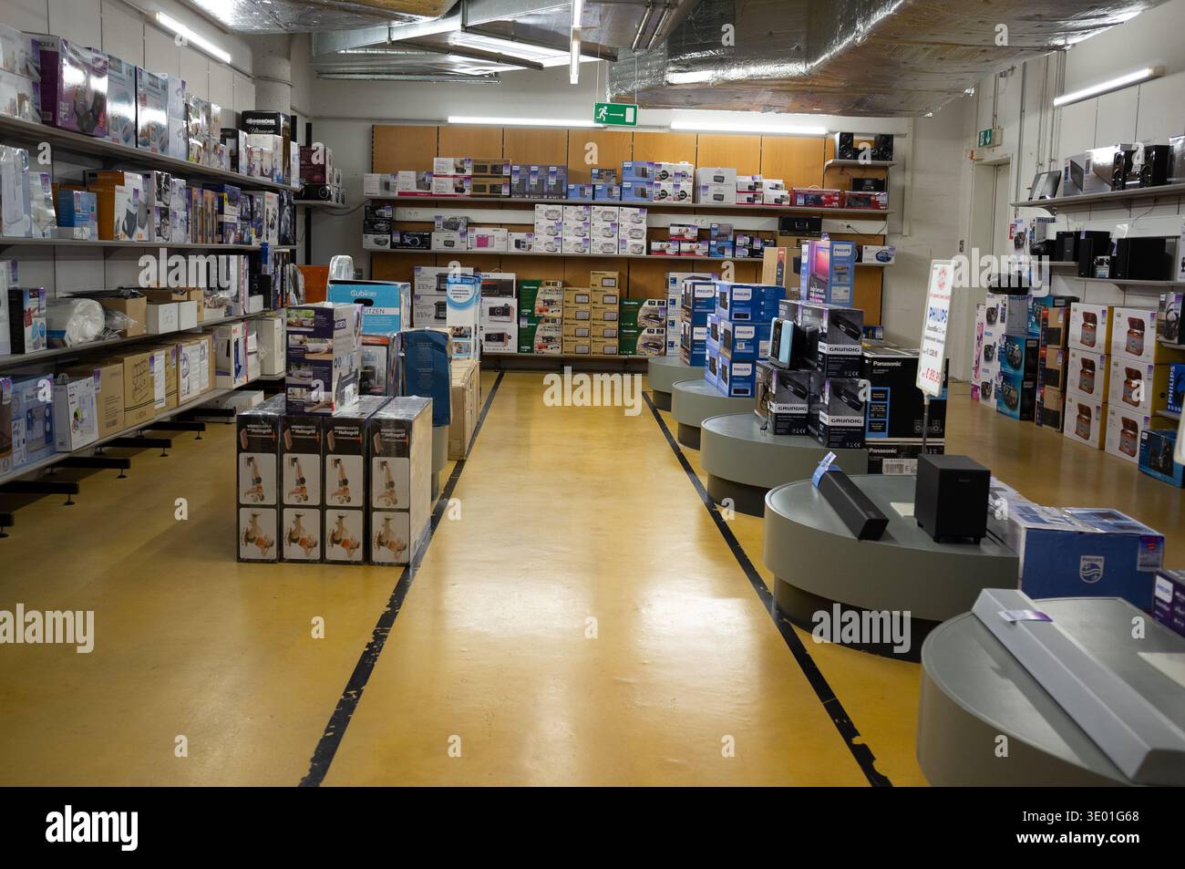 Pforzheim Allemagne le 9 mars 2026 allée spacieuse du centre de vente au détail avec têtes de gondole promotionnelles et espace de marche ouvert étagères symétriques, affichage des prix et N Banque D'Images