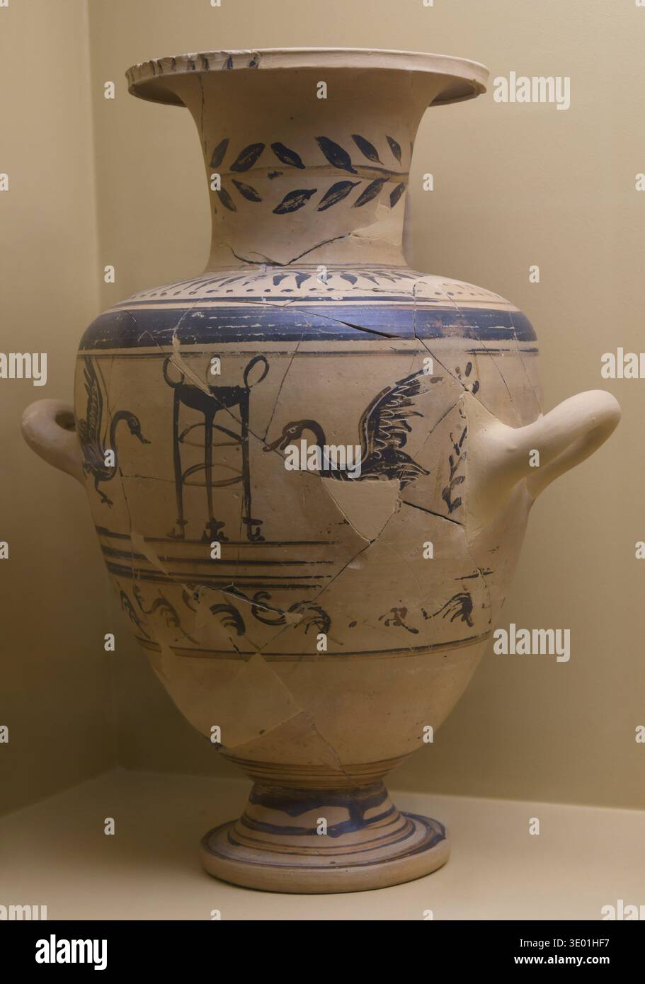 Hydrie de type Hadra avec cygnes flanquant un trépied, 230-210 av. J.-C. Musée de l'Agora antique. Athènes, Grèce. Banque D'Images