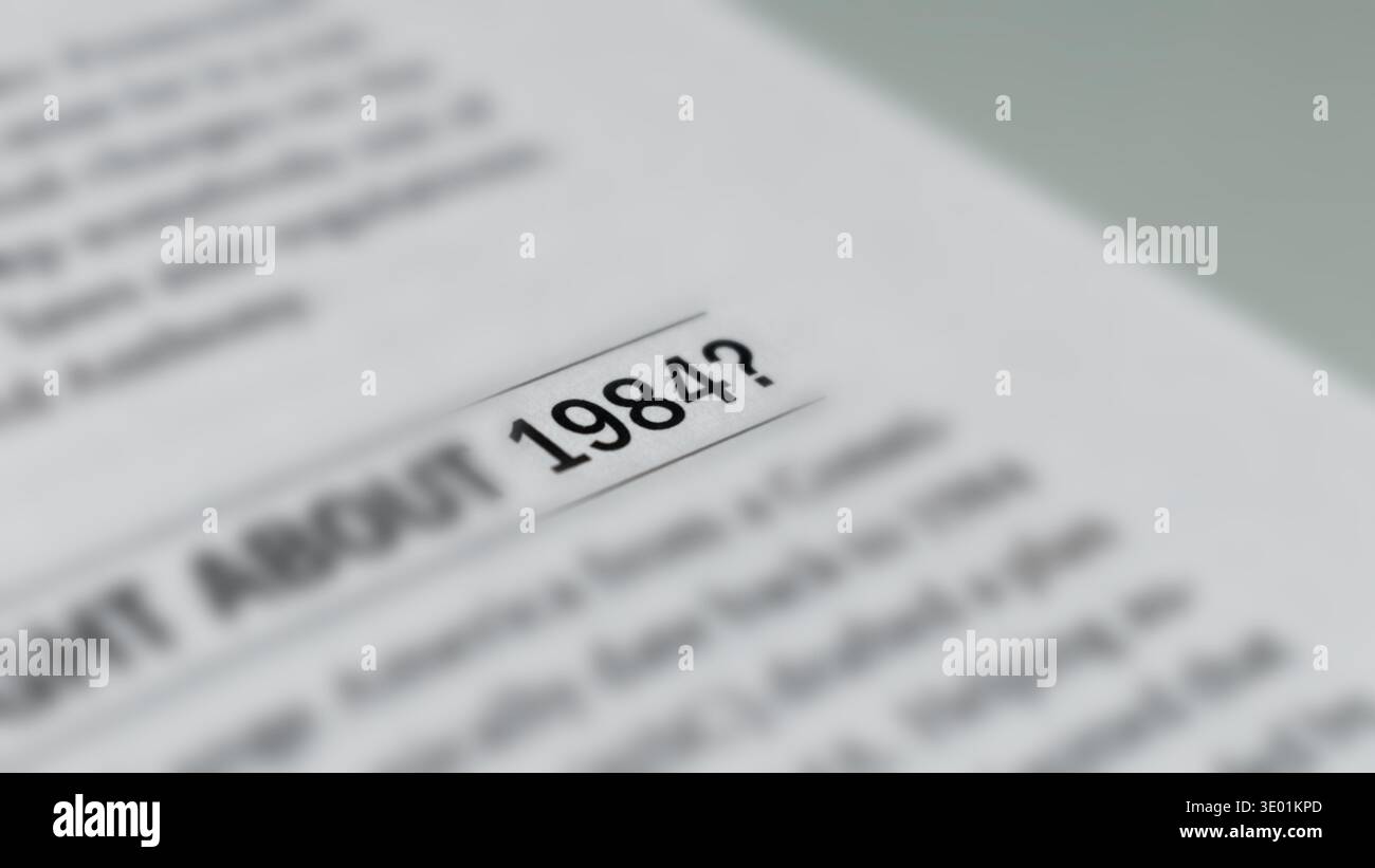Gros plan du texte « 1984 » imprimé sur la page, vue de dessus Banque D'Images
