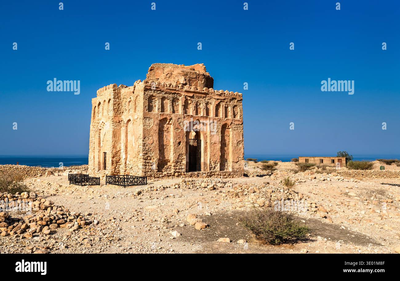 Ruines antiques du mausolée historique Bibi Maryam situé dans le site archéologique de Qalhat, patrimoine mondial de l'UNESCO à Oman, au moyen-Orient Banque D'Images