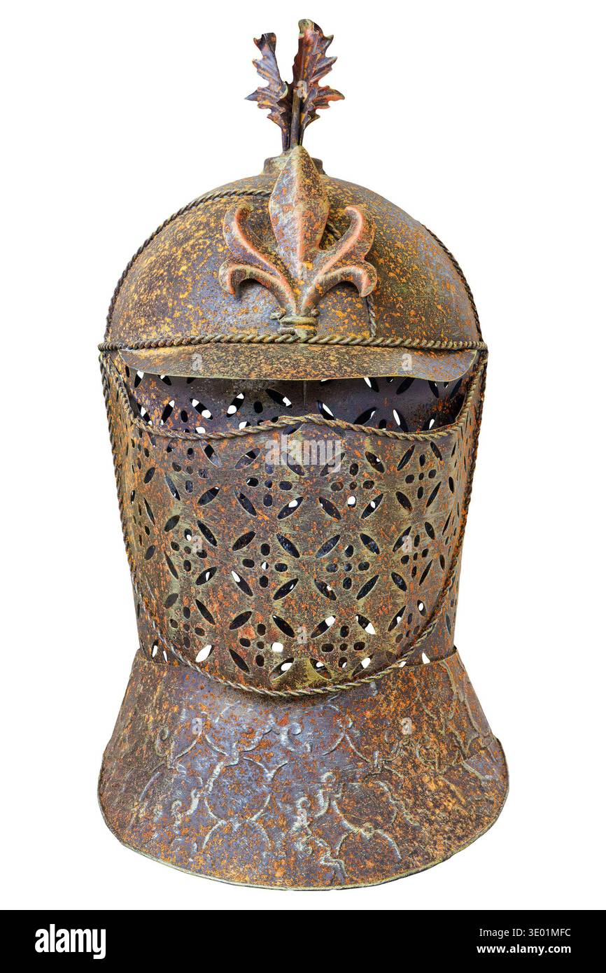 Casque de chevalier rouillé isolé médiéval sur un fond blanc Banque D'Images
