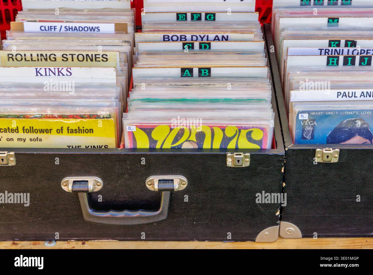 Den Bosch, pays-Bas - 12 mai 2024 : boîtes avec disques vinyle tournants sur un marché aux puces antique des années cinquante à soixante-dix à Den Bosch Banque D'Images