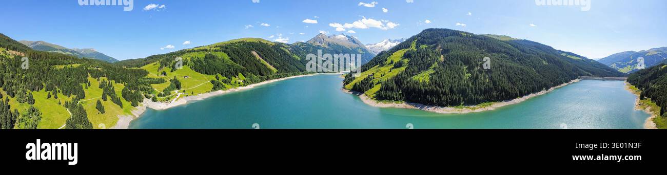 Prise de vue panoramique par drone du lac Speicher Durlaßboden entouré de montagnes verdoyantes et de forêts à Königsleiten Tirol Autriche. Cette vue aérienne met en valeur t Banque D'Images