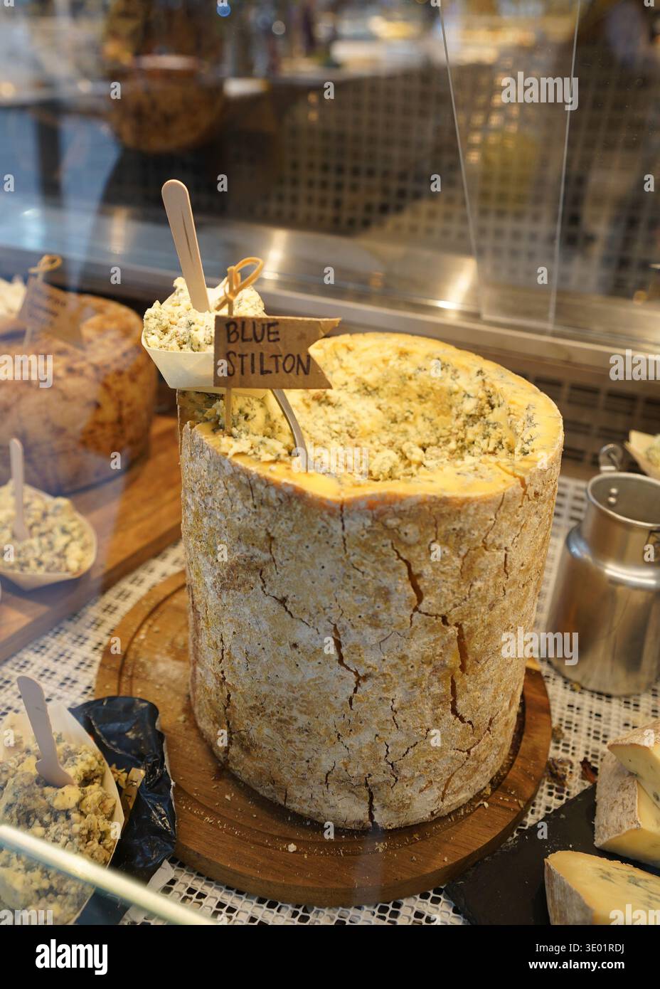 PORTO, PORTUGAL, 05-12-2013 2023 : fromage bleu stilton sur le marché de Bolhao Banque D'Images