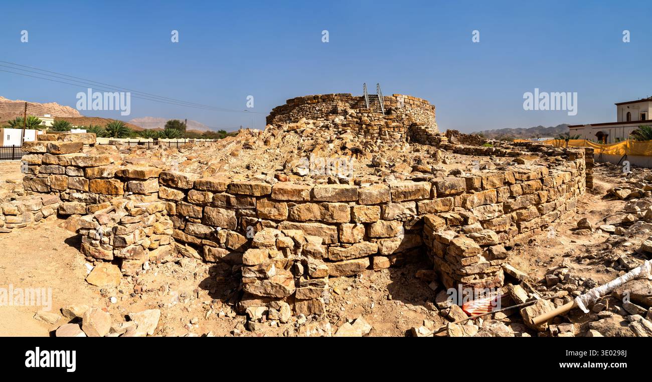 Anciennes ruines en pierre de la tour Al-Khutm, un site archéologique historique situé dans la région d'Al Dhahirah en Oman. Banque D'Images