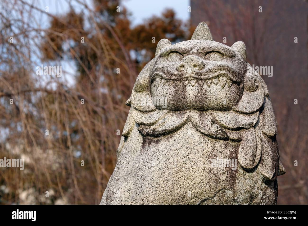 Statue de lion à l'entrée d'un sanctuaire à Kanazawa, Japon Banque D'Images