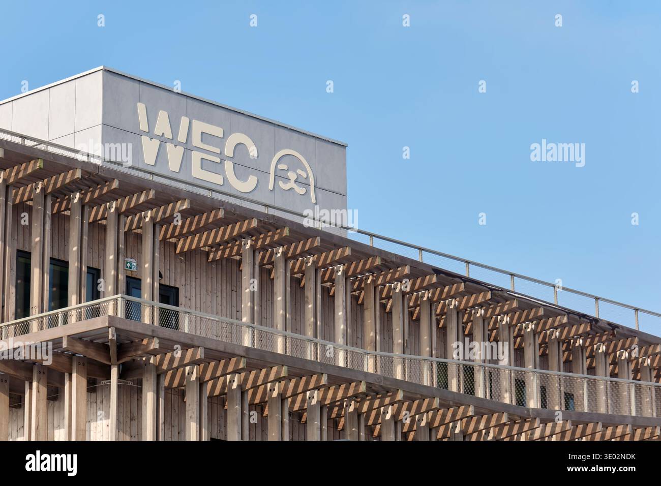Partie du bâtiment WEC ou Werelderfgoedcentrum Waddenzee à Lauwersoog avec logo, qui est le nouveau lieu du centre pour les phoques Pieterburen Banque D'Images