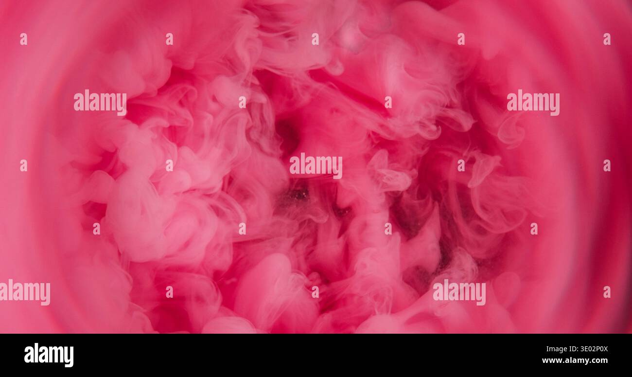 Peinture brumeuse rose. Brouillard de fumée. Flou couleur vive nuage fumée scintillement splash Haze texture eau arc-en-ciel cercle de pigment acrylique sur fond abstrait. Banque D'Images