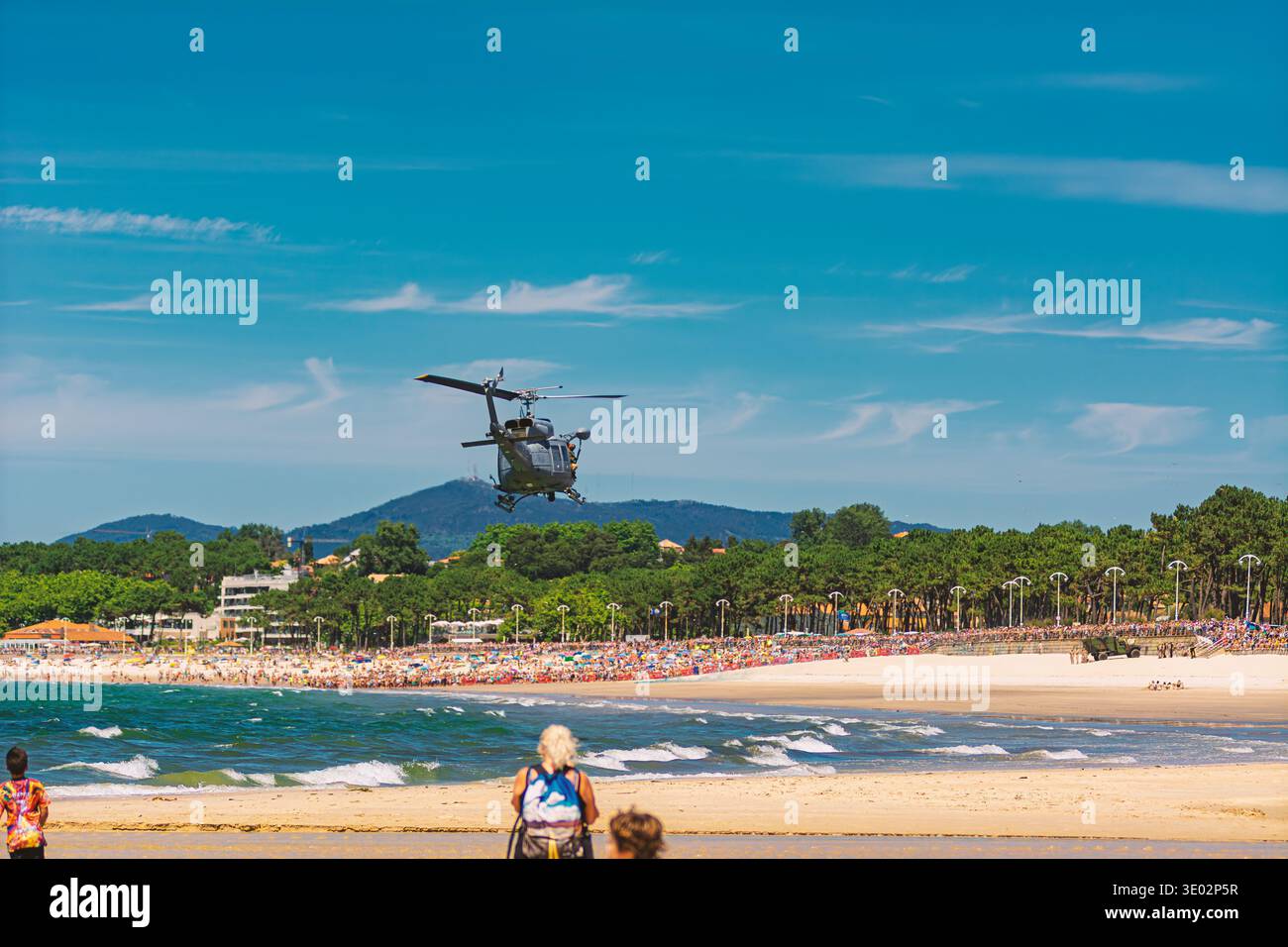 Spanish Navy Bell UH‑1H volant à basse altitude au-dessus des spectateurs pendant l'exercice Dédalo 24. Plage de Samil, Vigo, Galice, Espagne. 12 juillet 2024 Banque D'Images
