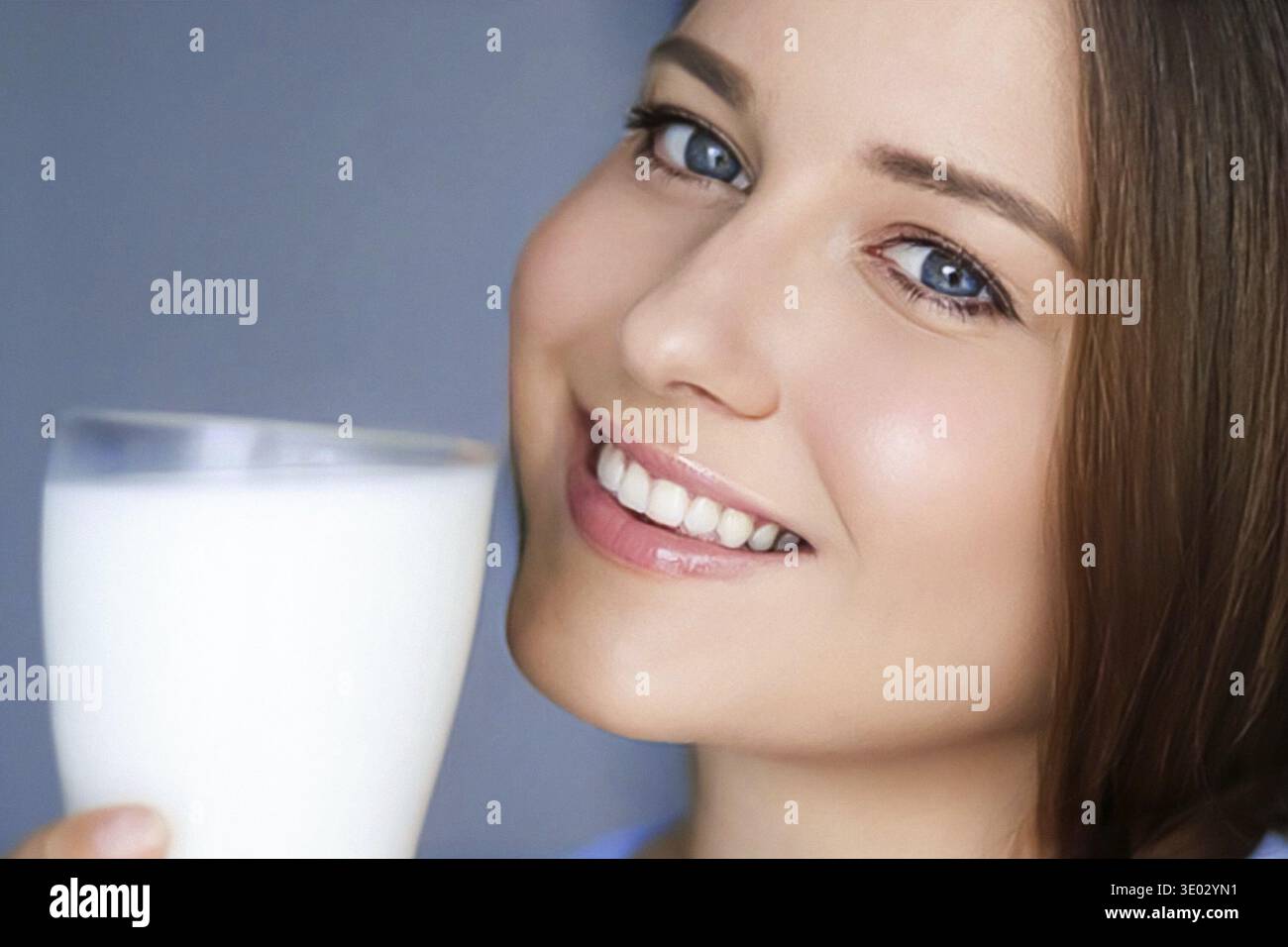 Bonne jeune femme avec un verre de lait ou de lait de protéine shake, boisson de cocktail saine pour le régime et le concept de bien-être Banque D'Images