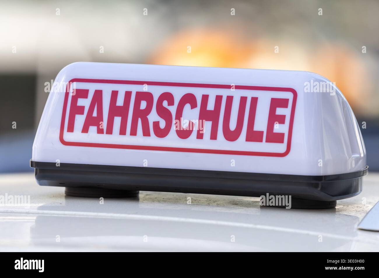Gros plan d'un panneau d'école de conduite en Allemagne avec le mot allemand Fahrschule (école de conduite) Banque D'Images